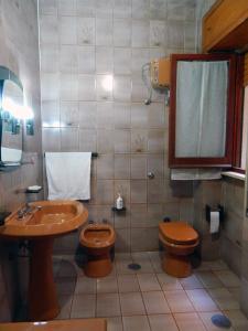 特雷比萨切Casa Relax Mare Trebisacce的一间带水槽、卫生间和镜子的浴室
