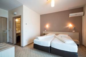 卡尔达罗温加滕酒店的酒店客房带两张床和一间浴室
