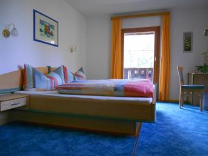 奥布施泰希豪斯特尔纳酒店的一间卧室配有一张床、一张桌子和一个窗户。