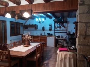ChiblucoCasa Rural Benede的厨房配有大型木桌和椅子
