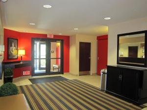 马科尔蒂奥美洲长住酒店 - 西雅图 - 马基尔提奥的客厅设有红色的墙壁和大镜子