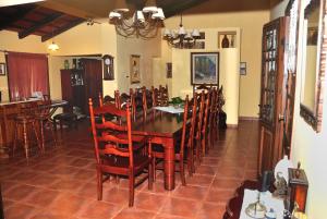 ChicoanaFinca Cielo Verde的一间带桌椅的用餐室