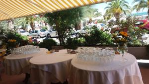 圣贝内代托-德尔特龙托珀蒂酒店的一组桌子,上面放着酒杯