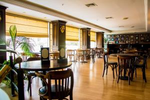 卡塔马卡卡塔马卡公园酒店的一间在房间内配有桌椅的餐厅