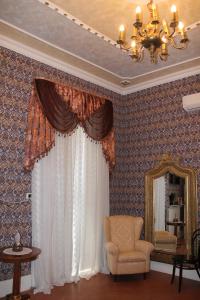 ArenaB&B Domenico Cesarelli的客厅配有椅子和镜子