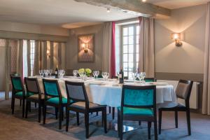 普罗万Hôtel Aux Vieux Remparts, The Originals Relais的一间带长桌和椅子的用餐室
