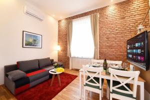 萨格勒布萨格勒布芯公寓的客厅配有沙发和桌子