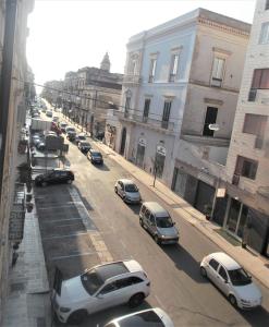 阿尔塔穆拉Gli Oleandri的一条满是许多停车车的城市街道