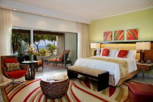 圣詹姆斯Tamarind by Elegant Hotels - All-Inclusive的一间卧室设有一张床和一间客厅。