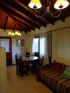 格塞尔镇Villa Olimpia Cabañas的客厅配有桌子和床。