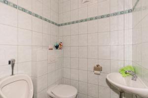 莱奥冈Stockingbauer的白色的浴室设有卫生间和水槽。