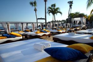 圣斐利-银港Lifestyle Crown Residence Suites的棕榈树海滩上的一排床