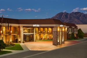 米德瓦尔盐湖城米德瓦尔丽柏酒店的一座大建筑,背景是群山