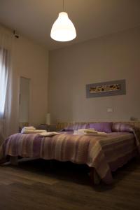 索托马里纳Albergo Felice的一间卧室配有一张床铺,床上有毯子