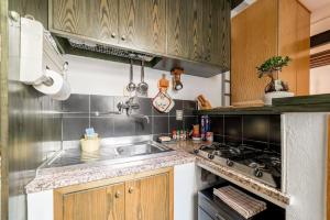 帕尔马Studio Borgo Colonne的厨房配有水槽和炉灶