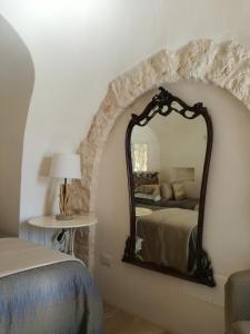 洛科罗通多Tenuta del Lauro的卧室配有墙上的大镜子