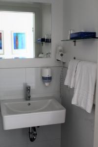 Barweiler霍勒餐厅&酒店的白色的浴室设有水槽和镜子