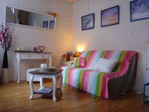 里昂拉玛里安奈特高原度假屋的客厅配有色彩缤纷的沙发和桌子