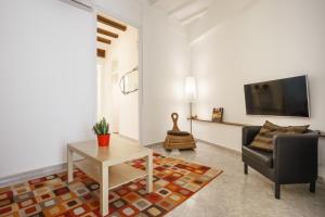 巴塞罗那巴塞罗那如家酒店的带沙发、桌子和电视的客厅