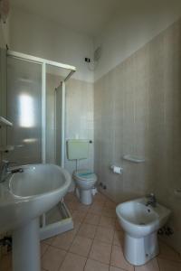 托莱港阿洛吉塔尼亚旅馆的带浴缸、卫生间和盥洗盆的浴室