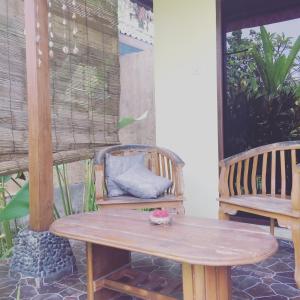 塞莱马德加庞多克巴利安民宿的庭院里配有一张木桌和椅子,