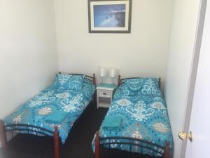 蚬壳港蚬壳港慵懒时光别墅的小房间设有两张床和一张桌子