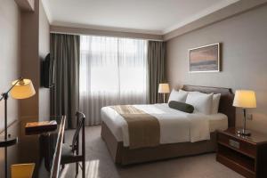 香港马哥孛罗香港酒店的酒店客房设有床和窗户。