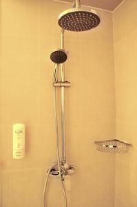苏州锦江之星品尚吴江同里云梨桥酒店的浴室内配有淋浴和头顶淋浴