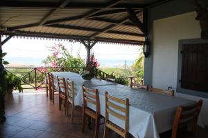 Rodrigues Island弗欧萨法特山林小屋的享有美景的带桌椅的用餐室