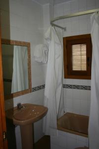 布维翁拉斯维加斯特拉萨斯德拉阿尔普哈拉乡村旅馆的一间带水槽、淋浴和镜子的浴室