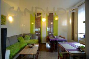 克尼特尔费尔德Pension Sandhof的客厅配有绿色沙发和桌子