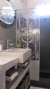 滨海圣佩克里斯塔山林小屋的一间带水槽和镜子的浴室