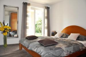 波尔托罗Casa Rossa Apartment的一间卧室配有一张大床和大镜子