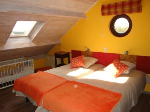 杜柏Le poirier de Warre的一间卧室设有两张床和两个窗户。