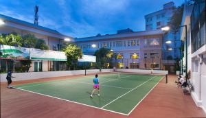 头顿豪华酒店内部或周边的网球和/或壁球设施