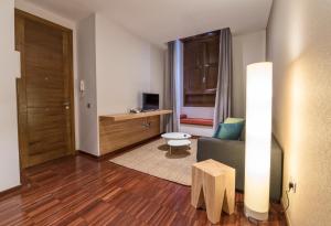 拉拉古纳安奇塔60公寓的客厅配有沙发和桌子