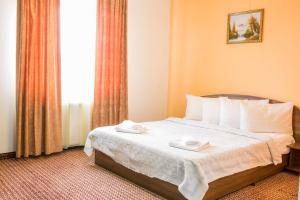特尔古穆列什达里纳酒店 的酒店客房,配有带两条毛巾的床