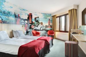 赫尔辛堡早安+赫尔辛堡的酒店客房带两张床和壁画