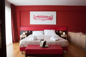 卡斯泰尔菲达尔多克拉斯酒店的红色的卧室设有一张红色墙壁的大床