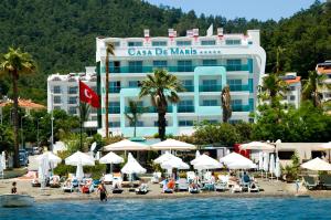 马尔马里斯Casa De Maris Spa & Resort Hotel Adult Only 16 Plus的海滩上的酒店,配有椅子和遮阳伞