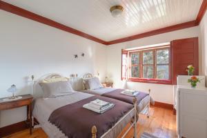 曼泰加什Casa Cerro da Correia的一间卧室设有两张床和窗户。
