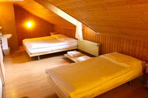琪纳尔乐特里弗特餐厅酒店的小木屋内带两张床的房间