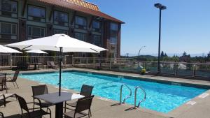 Holiday Inn Victoria - Elk Lake, an IHG Hotel内部或周边的泳池