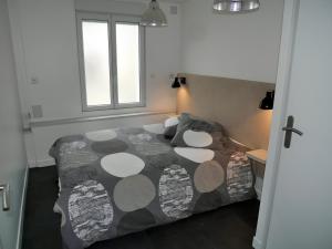 佩里格Maison Authier的一间卧室设有一张床和一个窗口