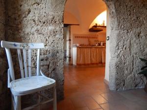 Rocchetta a Volturno诺斯斯帕诺拉住宿加早餐旅馆的白色椅子,坐在石墙的房间