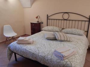 Rocchetta a Volturno诺斯斯帕诺拉住宿加早餐旅馆的一间卧室配有带毛巾的床
