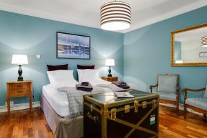 雷克雅未克芙蕾雅旅馆的一间拥有蓝色墙壁的卧室和一张带小床的床