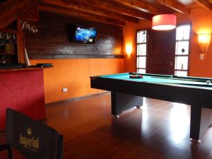 格塞尔镇Villa Olimpia Cabañas的客房设有台球桌和电视。