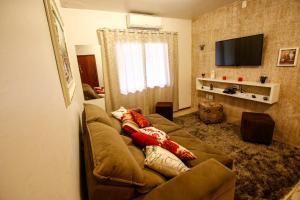 格拉玛多Apartamento Aconchegante Na Serra的带沙发和电视的客厅