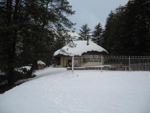 安德伯格Lairds Lodge的雪覆盖的凉亭,设有围栏